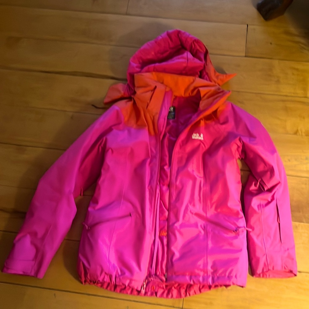 Super warm bright ski jacket with powdery sleeve